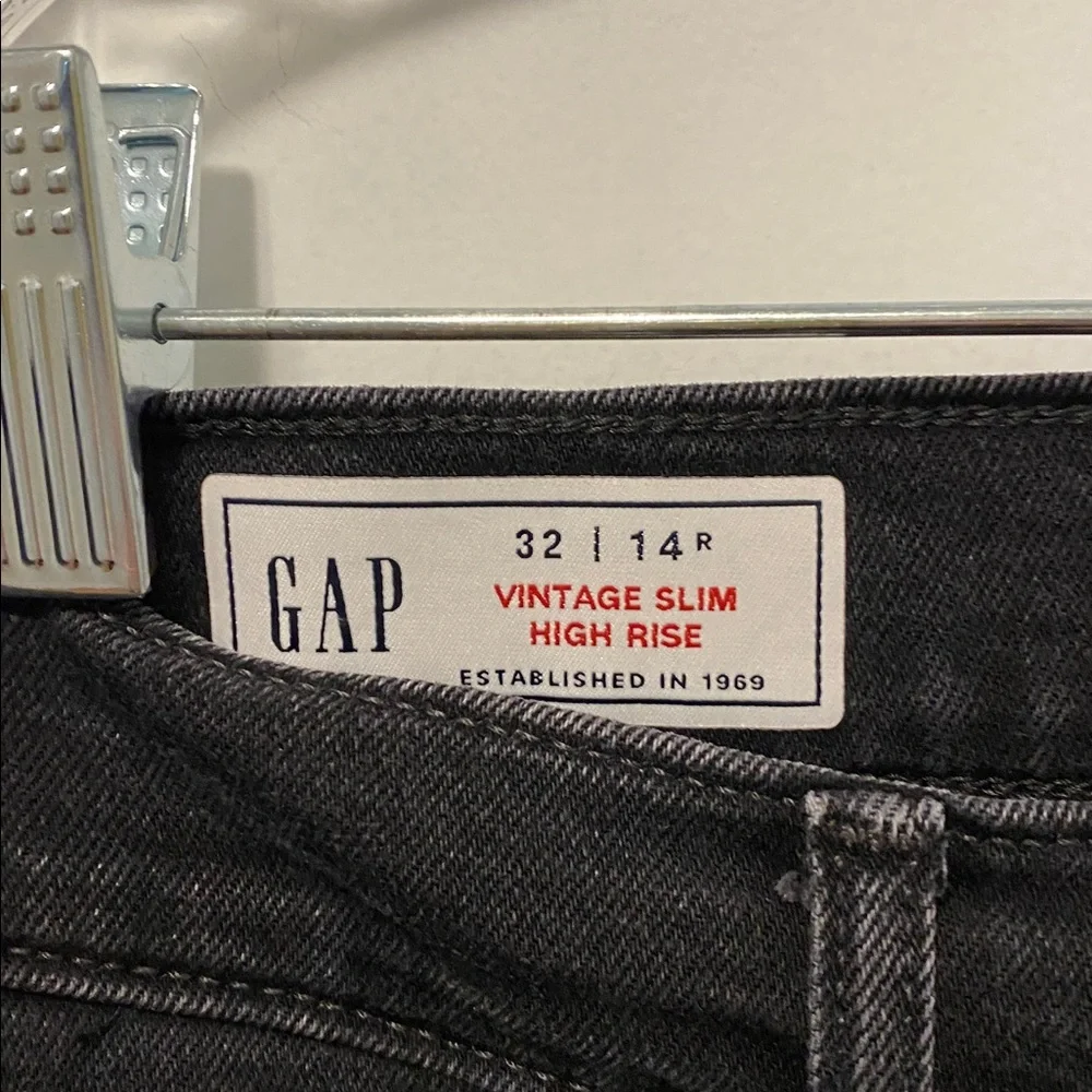 GAP Vintage Slim High Rise Jeans - black
Size 32/14 - Picture 2 of 5